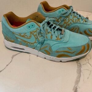 Nike Air Max 1 Ultra Suede Sneakers Island Green Gold Embroidered Womens 10.5